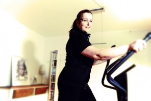 Life40up! trainiert auf dem FINNLO by HAMMER Crosstrainer Tivon