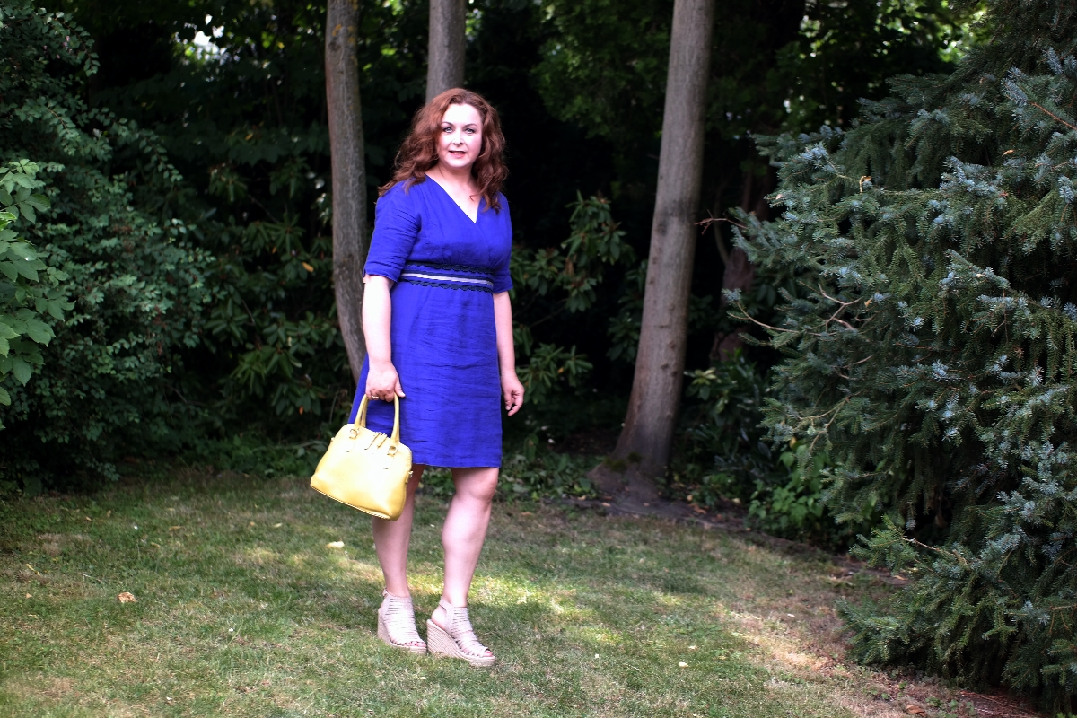 Farbharmonie in der Mode: Blau-Violettes Sommerkleid