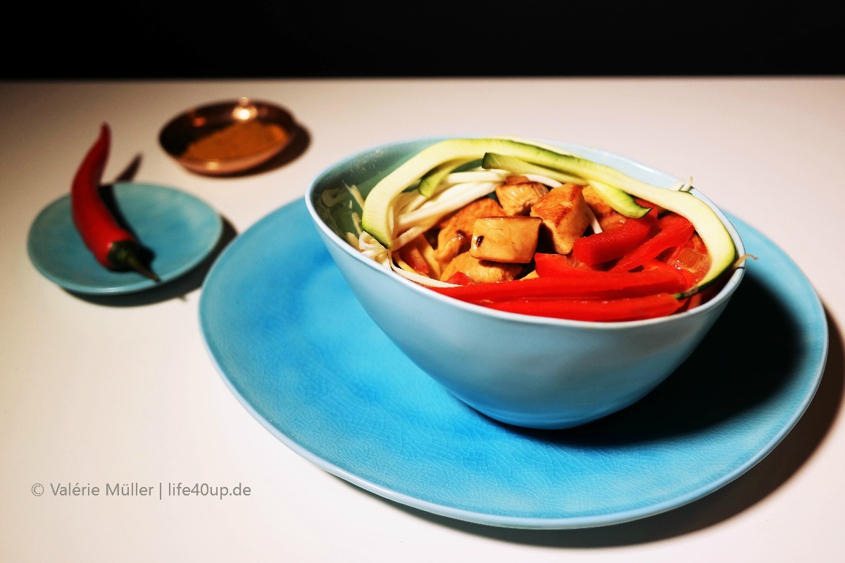 Huhn-Kokos-Curry mit Gemüsenudeln | 5:2 Teilfasten | Intervallfasten | Low Carb