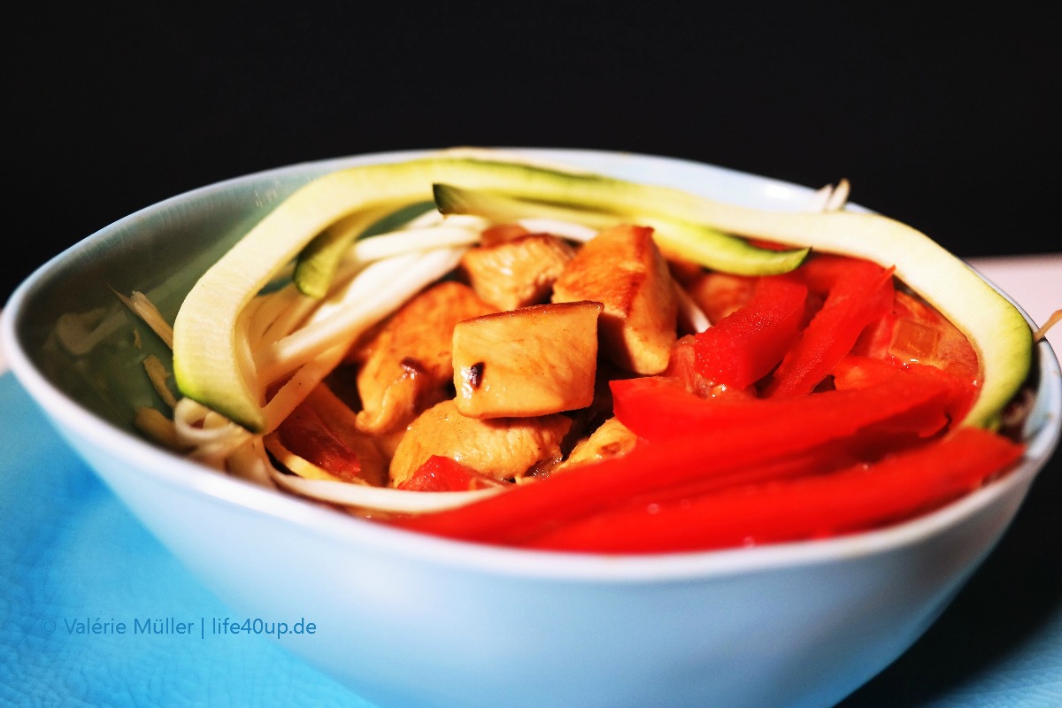Huhn-Kokos-Curry mit Gemüsenudeln | 5:2 Teilfasten | Intervallfasten | Low Carb