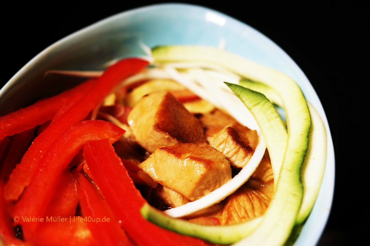 Huhn-Kokos-Curry mit Gemüsenudeln | 5:2 Teilfasten | Intervallfasten | Low Carb
