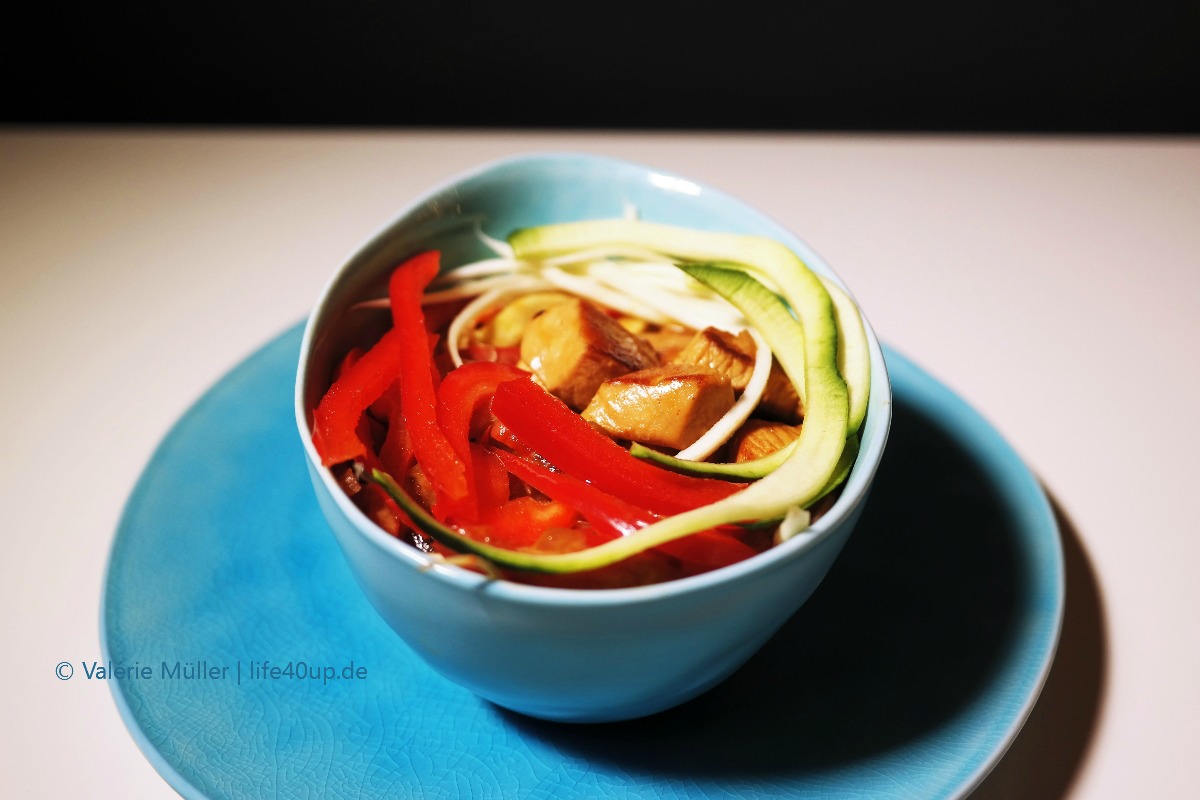 Huhn-Kokos-Curry mit Gemüsenudeln | 5:2 Teilfasten | Intervallfasten | Low Carb