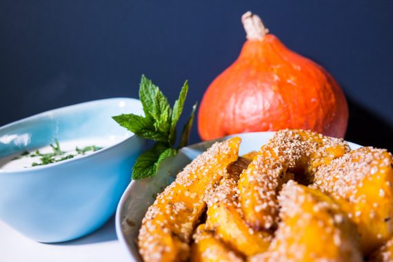 Kürbisspalten vom Blech mit orientalischem Minzdiip, vegetarisch