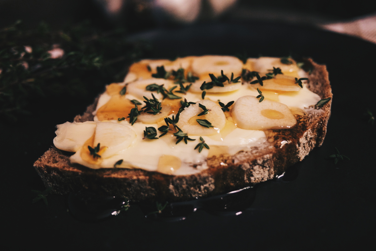 Traditionelles Heilmittel für die Erkältungszeit: Honigbrot mit Thymian