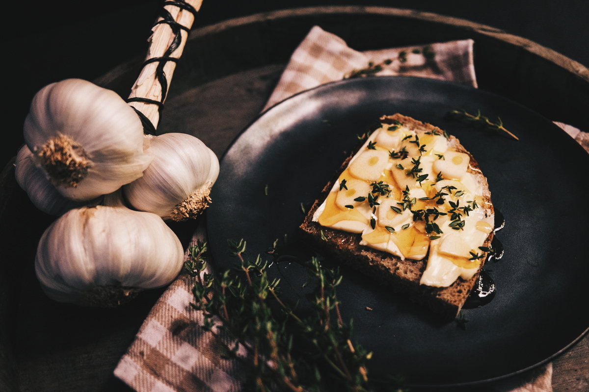 Traditionelles Heilmittel für die Erkältungszeit: Honigbrot mit Thymian