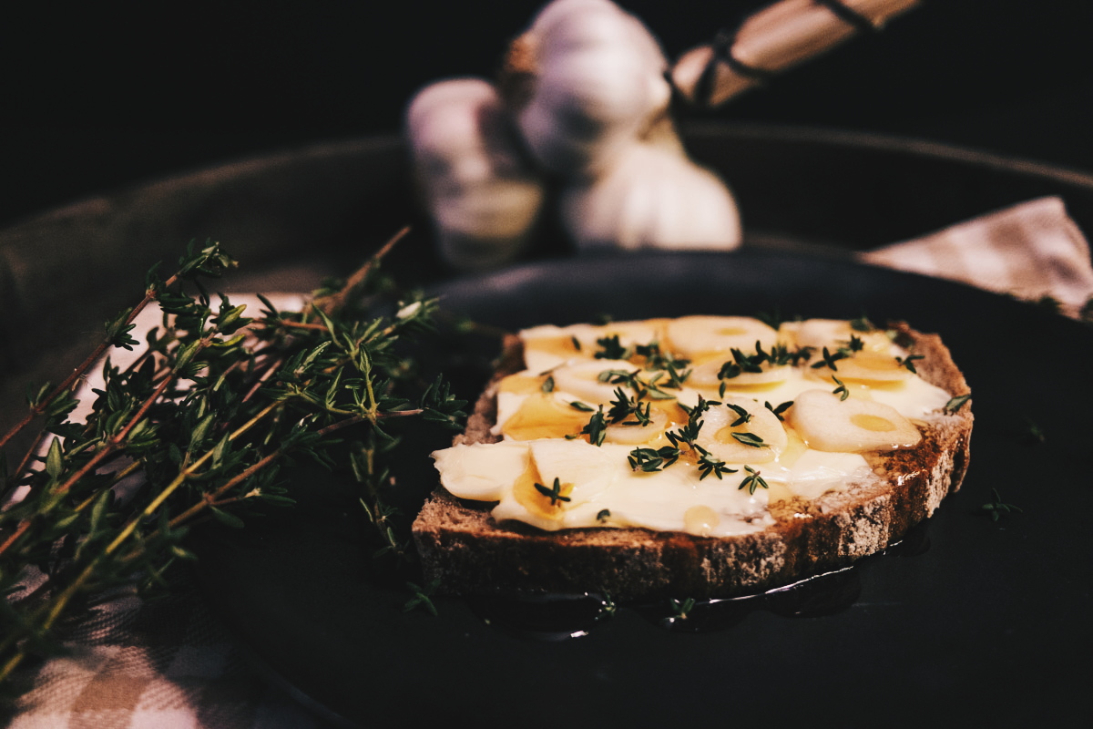 Traditionelles Heilmittel für die Erkältungszeit: Honigbrot mit Thymian