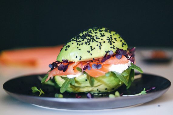 Wildlachs-Veredelung in der Friedrichs Feinfisch Manufactur + das Rezept für den weltbesten Avocado Wildlachs Burger