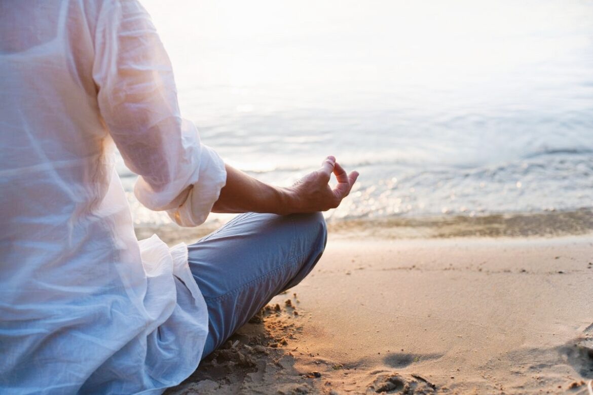 Meditation am Strand. Das sind die beliebtesten Meditation Apps in Deutschland